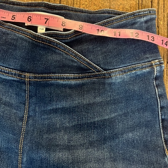 Risen High-Waist Cropped Elastic Banded Jeans - Picture 9 of 11